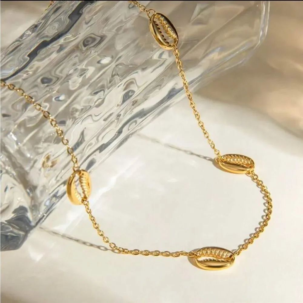 Gold Shell Necklace A1255
